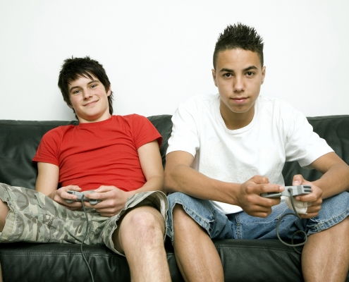 Teenagere spiller videogames